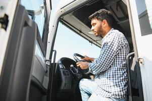 content professionnel un camion chauffeur conduite le sien camion. copie espace. photo