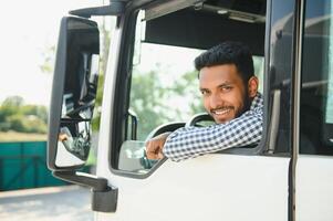 portrait de une Indien un camion conducteur. photo