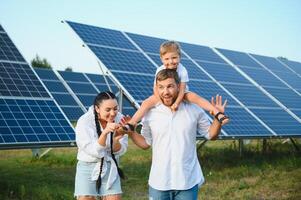 content Jeune famille près solaire panneaux. solaire énergie. photo