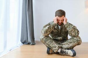 déprimé homme rappel guerre jours. portrait de vétéran soldat qui a ptsd photo