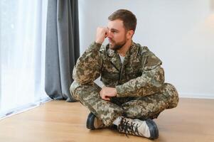 déprimé homme rappel guerre jours. portrait de vétéran soldat qui a ptsd photo