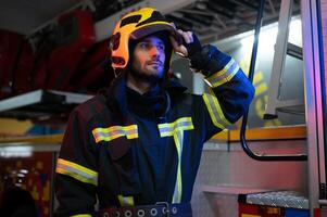 photo de pompier avec gaz masque et casque près Feu moteur