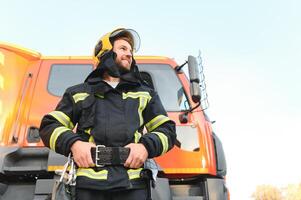 photo de pompier avec gaz masque et casque près Feu moteur