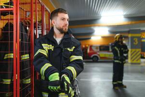 une sapeur pompier met sur une Feu uniforme à le Feu département photo