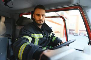 sapeur pompier en utilisant radio ensemble tandis que conduite Feu un camion photo