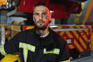 déprimé et fatigué sapeur pompier près Feu un camion photo