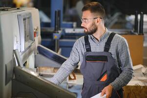 impression maison intérieur avec moderne décalage impression machine et opérateur dans travail uniforme vérification qualité et contrôler processus de impression photo