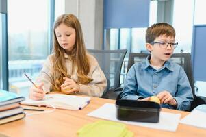 de bonne humeur élémentaire école étudiants. retour à école photo