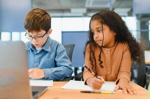 écoliers pour une portable à école photo