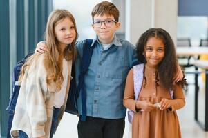 groupe de élémentaire école des gamins dans une école couloir photo