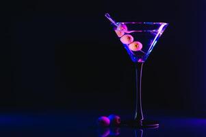 Cocktail coloré sur fond noir photo