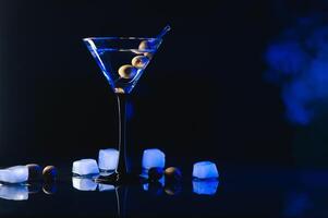 boisson martini. martini avec Olives sur une noir tableau. gratuit espace pour texte. photo