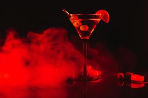 boisson martini. martini avec Olives sur une noir tableau. gratuit espace pour texte. photo