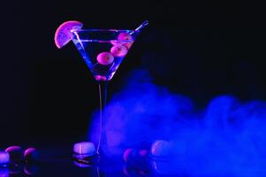 Cocktail coloré sur fond noir photo