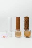 proche en haut des lunettes avec nettoyer et sale l'eau. concept de l'eau pollution. photo