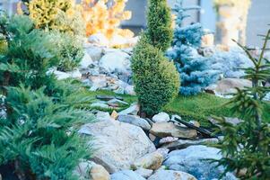 arrière-cour jardin moderne conception aménagement paysager. paysager retour cour. décoratif jardin avec sentier ou passerelle de pierre et rochers ou gravier. retour Cour ou parc pelouse avec pierreux Naturel aménagement paysager. photo