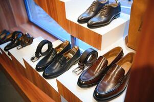 Pour des hommes des chaussures dans une chaussure boutique photo