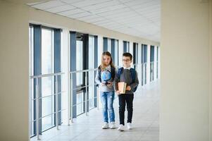 école des gamins dans uniforme ensemble dans couloir. conception de éducation. photo