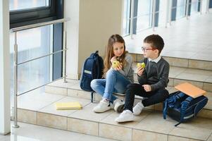 éducation est Puissance lorsque sélection nourriture pour santé. content des gamins prendre casse-croûte Pause. nutrition et santé éducation. en bonne santé alimentaire. formel éducation. privé enseignement. éducation et étude photo