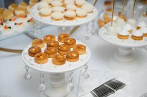 divers dessert avec Frais fruit sur buffet doubler, doux. photo