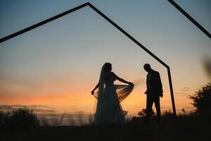 mariage couple avec le le coucher du soleil. photo