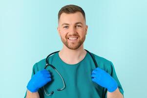 portrait de une souriant médecin sur une bleu Contexte. soins de santé concept. photo