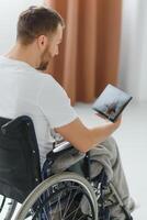 la personne avec une invalidité ayant vidéo appel. photo