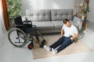 homme désactivé. des sports pour désactivé. Masculin dans fauteuil roulant avec haltères dans mains. homme avec haltères dans mains. père désactivée faire repérage. sport à appartement. santé concept. en bonne santé mode de vie. photo