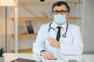 proche en haut de Masculin médecin ou scientifique dans protecteur faciale masque. médecine, soins de santé et coronavirus pandémie concept photo