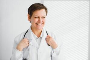portrait de femme médecin dans hôpital photo