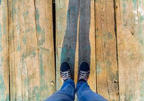 une la personne permanent sur une en bois plateforme. une la personne permanent sur Haut de une en bois Plate-forme photo