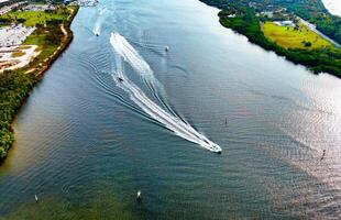 aérien vue de bateaux sur grand corps de l'eau dans Miami, Etats-Unis. une captivant aérien coup mettant en valeur nombreux bateaux voile sur une vaste corps de l'eau dans vibrant Miami, Etats-Unis. photo