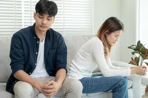 divorce. les couples asiatiques sont désespérés et déçus après le mariage. le mari et la femme sont tristes, bouleversés et frustrés après des querelles. méfiance, problèmes amoureux, trahisons. problème de famille, amour d'adolescent photo