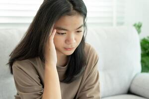 dépression et maladie mentale. femme asiatique déçue, triste après avoir reçu de mauvaises nouvelles. fille stressée confondue avec des problèmes malheureux, se disputant avec son petit ami, pleurant et s'inquiétant d'une grossesse inattendue. photo