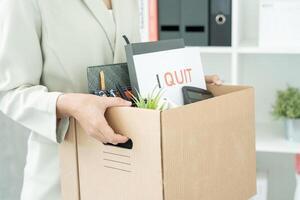 démission, partir, arrêter, stressant femme d'affaires volonté démissionner de le entreprise. femelle Personnel est levage une marron papier boîte cette détient personnel articles. , emploi placement et postes vacants, démission lettre photo