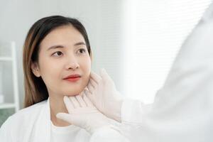 beauté asiatique sourire et content après chirurgie, cosmétique chirurgie, peau blanchiment injection, remplissage injection, peau refaire, magnifique asiatique les filles recevoir beauté traitements à beauté clinique, soin de la peau photo