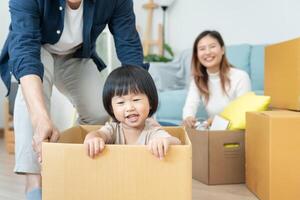 Nouveau Accueil pour famille. Activités ensemble pendant le vacances. Parents et les enfants sont ayant activité sur vacant temps. fin de semaine, jouissance, content famille, unité, ressentir bien. bouge toi Accueil photo