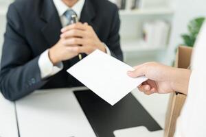 démission, partir, arrêter, stressant femme d'affaires volonté démissionner de le entreprise. femelle Personnel est levage une marron papier boîte cette détient personnel articles. , emploi placement et postes vacants, démission lettre photo