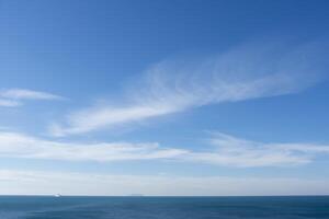 paysage marin avec pente blanc des nuages photo