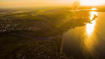 une serein Lac reflétant le industriel ligne d'horizon. une grand corps de l'eau avec une usine dans le Contexte photo