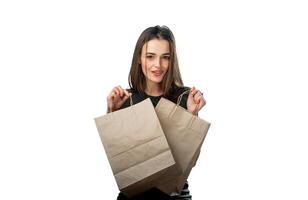 une femme en portant deux marron Sacs. une femme en portant deux marron Sacs dans sa mains photo