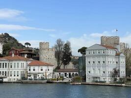 17 de avril 2023 - Istanbul, dinde - vue de le asiatique partie de Istanbul à travers le le bosphore photo