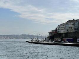 17 de avril 2023 - Istanbul, dinde - vue de le asiatique partie de Istanbul à travers le le bosphore photo