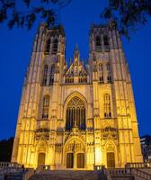 cathédrale de st. Michael et st. gudule illuminé à crépuscule dans Bruxelles - une quintessence gothique point de repère photo