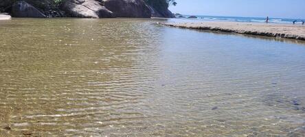 image de mer vagues sur le Nord côte de Brésil dans Ubatuba itamambuca plage photo