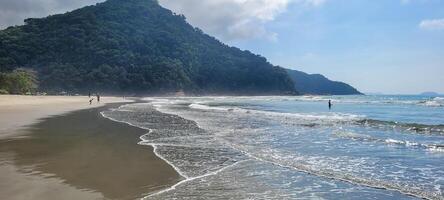 image de mer vagues sur le Nord côte de Brésil dans Ubatuba itamambuca plage photo