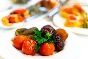 fermer coup de délicieux aliments. une proche en haut de une assiette de nourriture sur une table photo