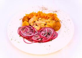 une blanc assiette surmonté avec tranché oignons et Viande. une blanc assiette surmonté avec tranché oignons et Viande photo