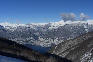 une neigeux Montagne intervalle photo