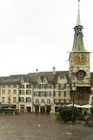 une grand bâtiment avec une l'horloge la tour photo